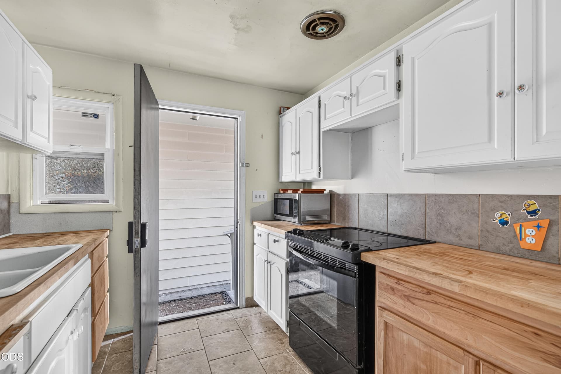 Kitchen. Photo 5 of 17, 1020 Oak Street, Central Point, OR 97502