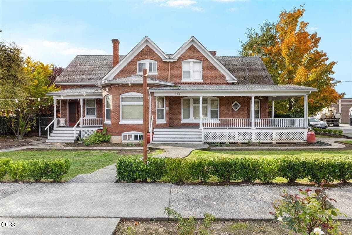 01. Photo 4 of 48, 139 SW I Street, Grants Pass, OR 97526