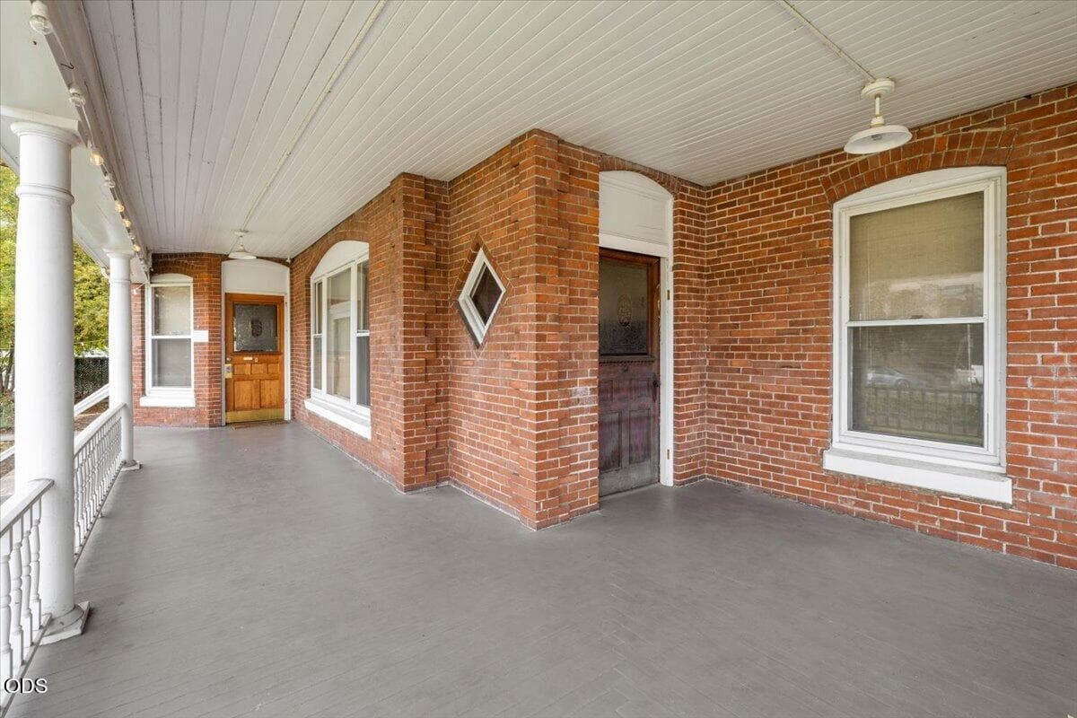 07. Photo 3 of 48, 139 SW I Street, Grants Pass, OR 97526