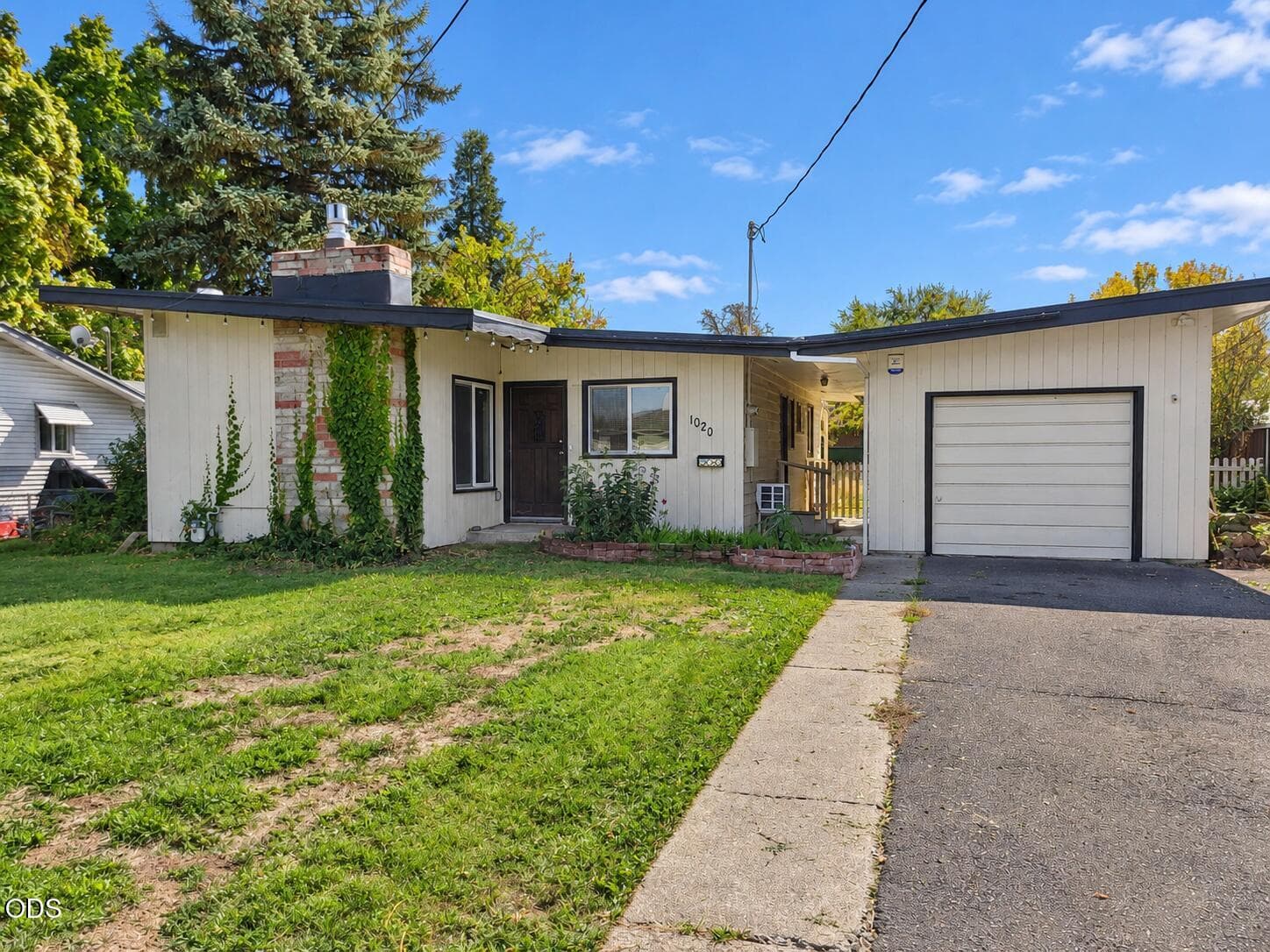 Front of Home. Photo 1 of 17, 1020 Oak Street, Central Point, OR 97502