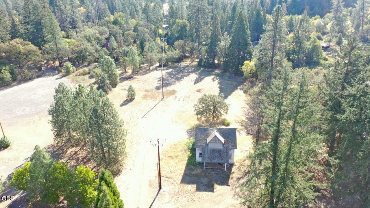 DAA029BDABDE0B8583A538F20707A21C. Photo 3 of 10, 33105 Redwood Highway, Cave Junction, OR 97523