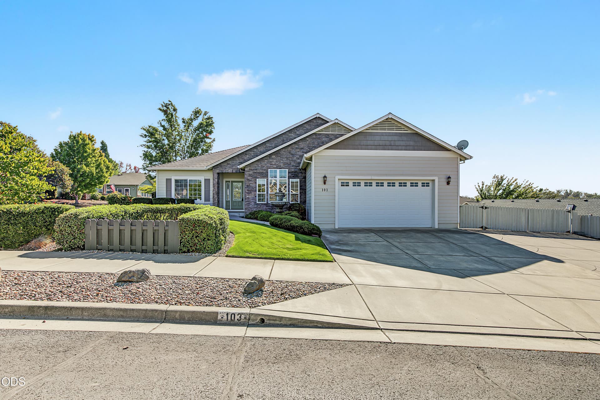 1. Photo 1 of 33, 103 Greenmoor Drive, Eagle Point, OR 97524