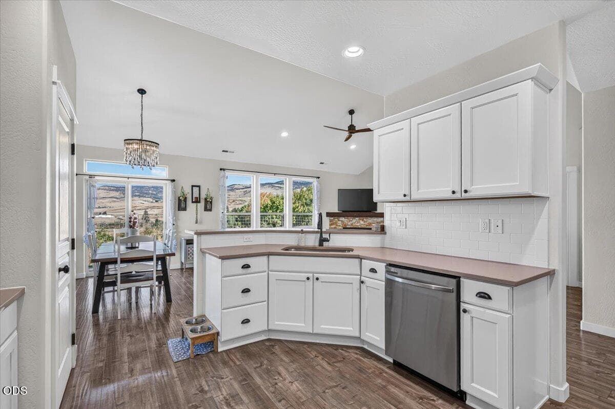 21-19. Photo 4 of 51, 425 W Nevada Street, Ashland, OR 97520