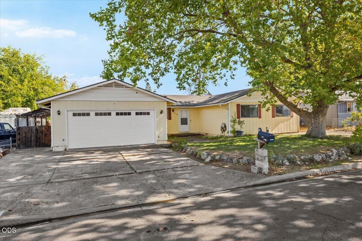 2. Photo 2 of 21, 1310 Vista Drive, Central Point, OR 97502
