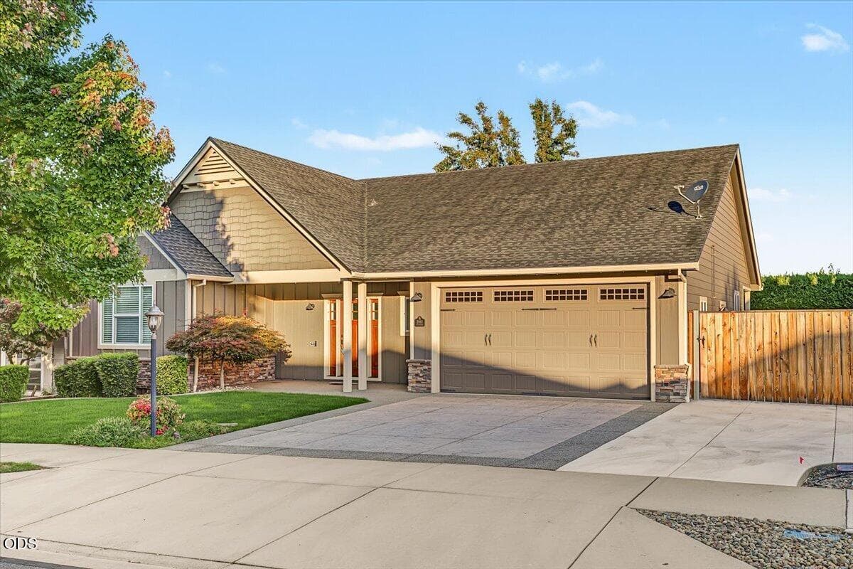 01-1. Photo 1 of 27, 2883 Strasburg Street, Medford, OR 97504