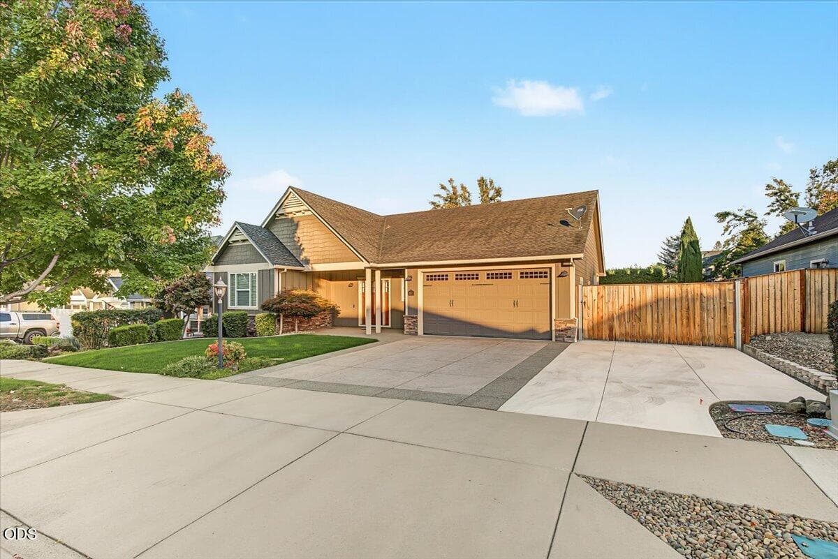02-2. Photo 2 of 27, 2883 Strasburg Street, Medford, OR 97504
