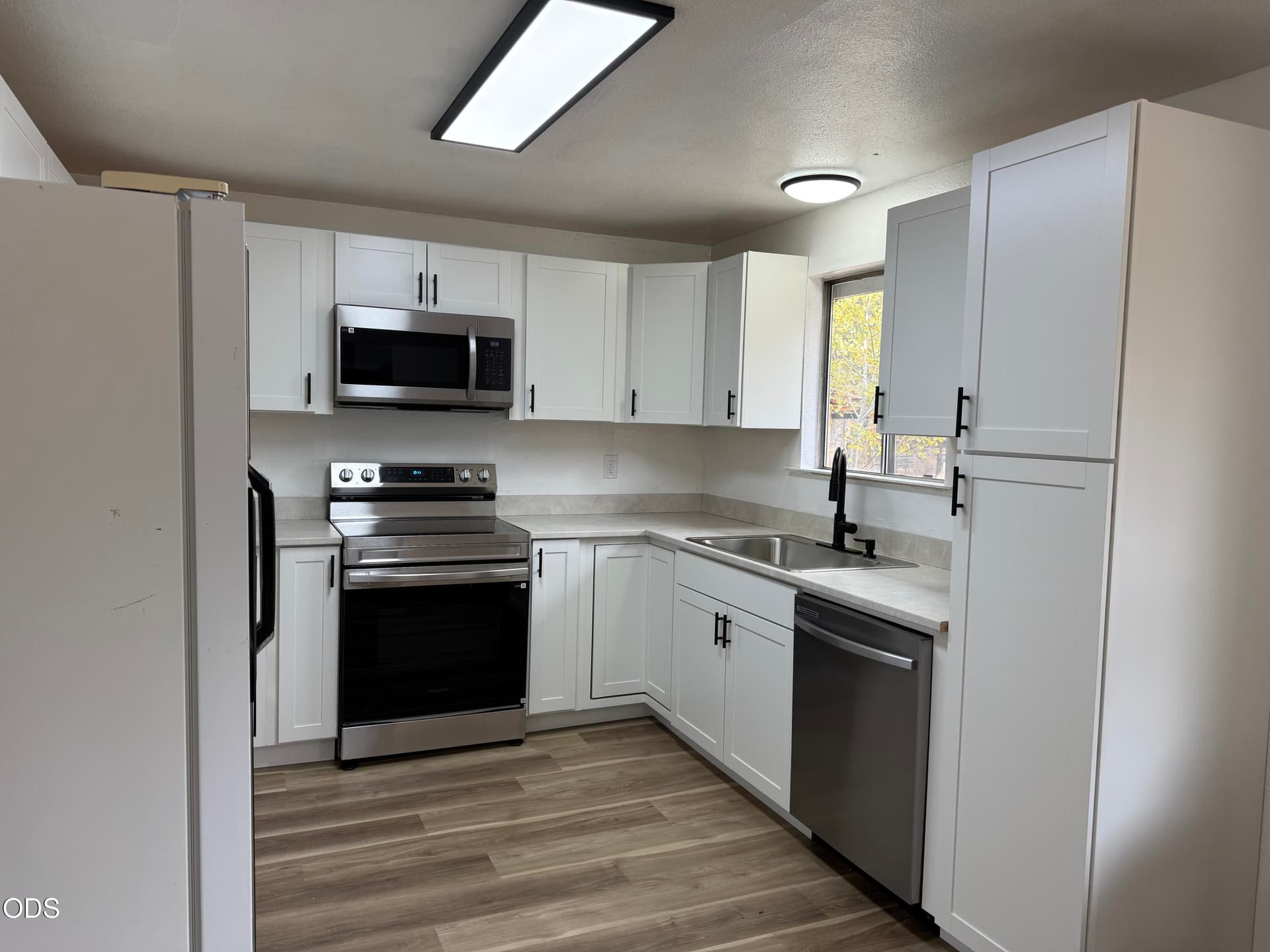 Kitchen. Photo 3 of 10, 15838 Pierce Road, La Pine, OR 97739