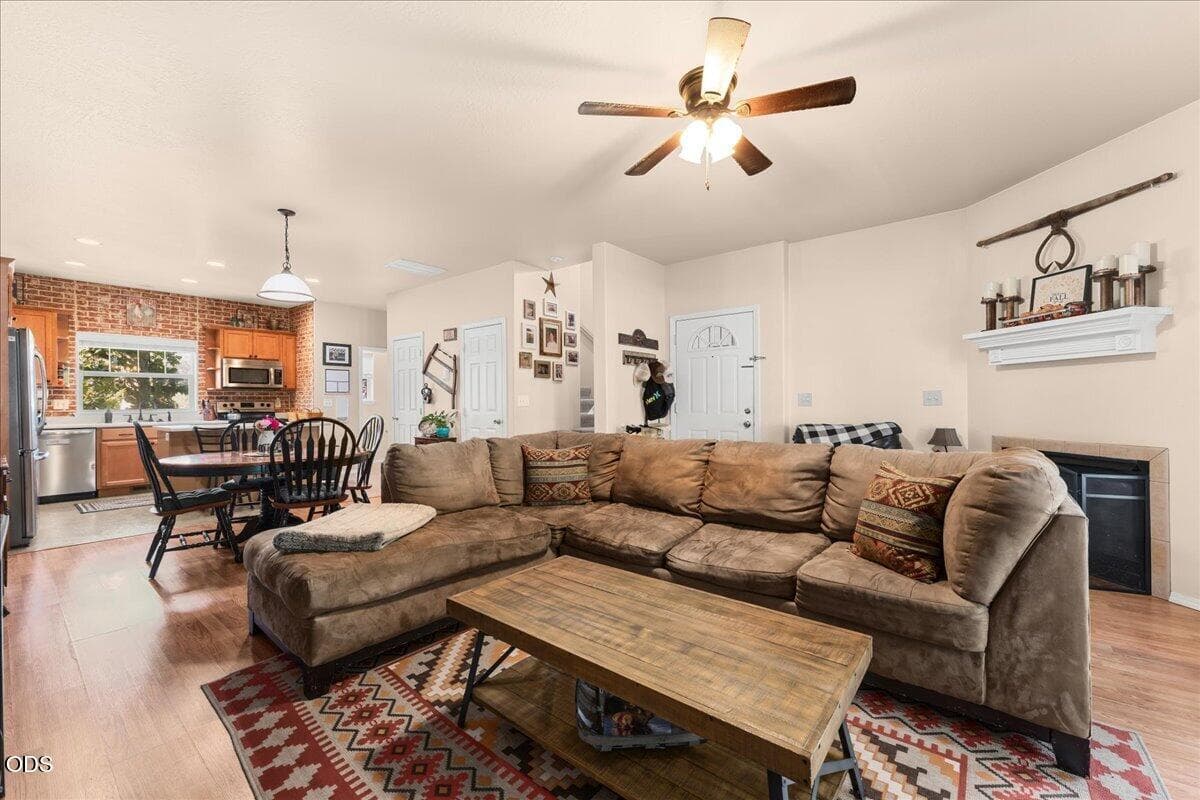 08-Living Room 3. Photo 2 of 23, 125 N 6th Street, Central Point, OR 97502