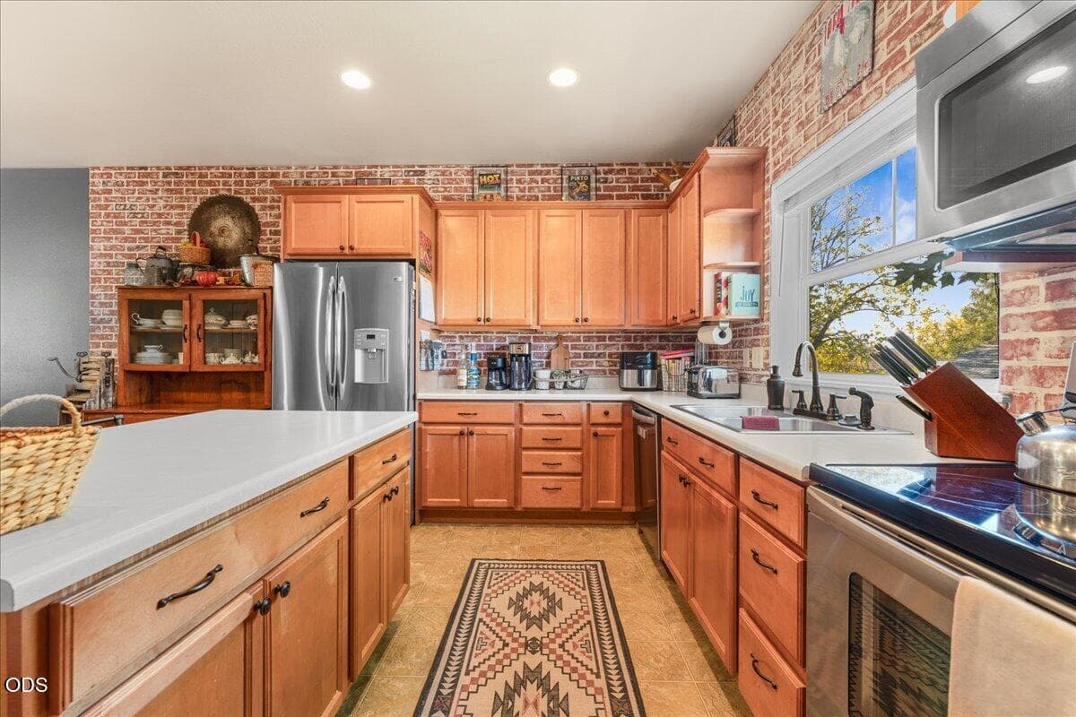 11-Kitchen. Photo 5 of 23, 125 N 6th Street, Central Point, OR 97502