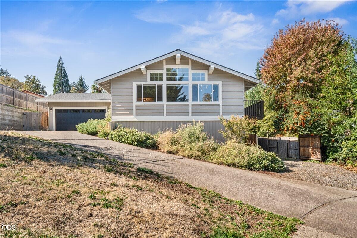 01-Home. Photo 1 of 39, 449 S Wexford Circle, Medford, OR 97504