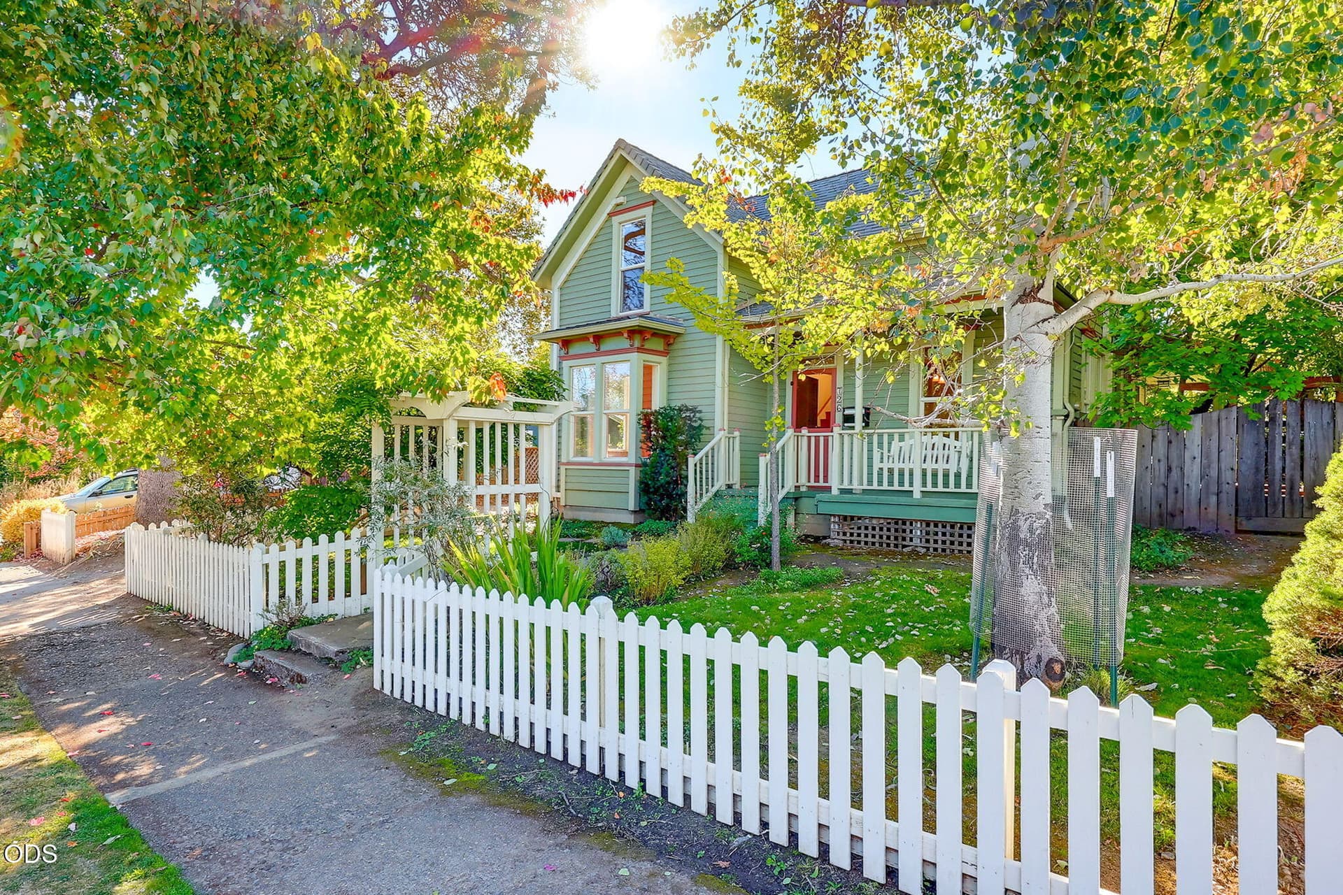 ApxIS00001. Photo 2 of 51, 726 Iowa Street, Ashland, OR 97520