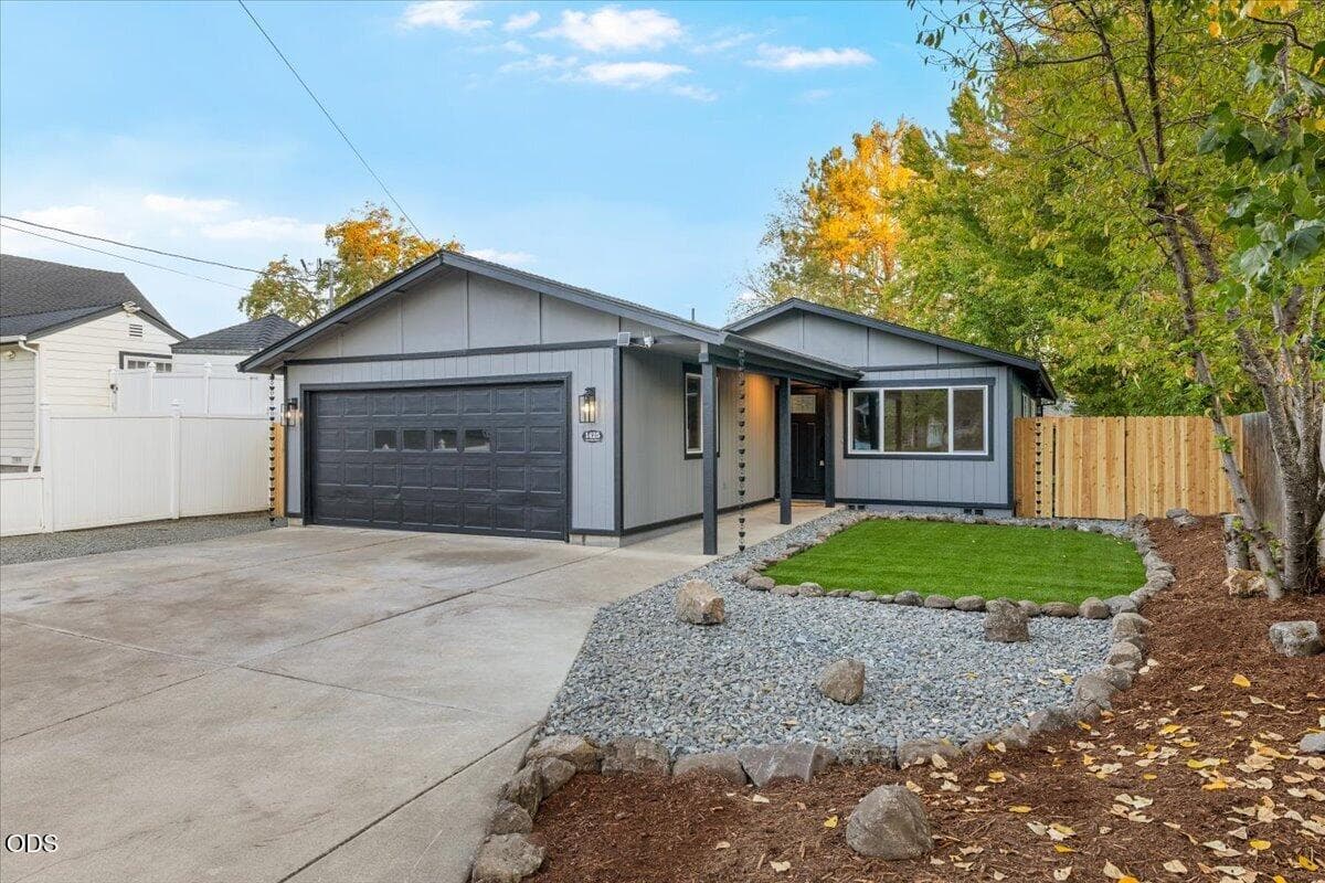 2. Photo 1 of 21, 1425 Lawnridge Street, Medford, OR 97504