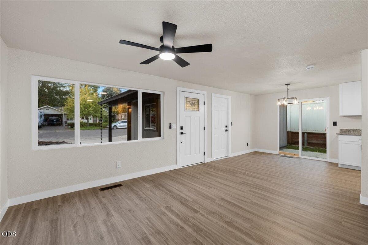 4. Photo 3 of 21, 1425 Lawnridge Street, Medford, OR 97504