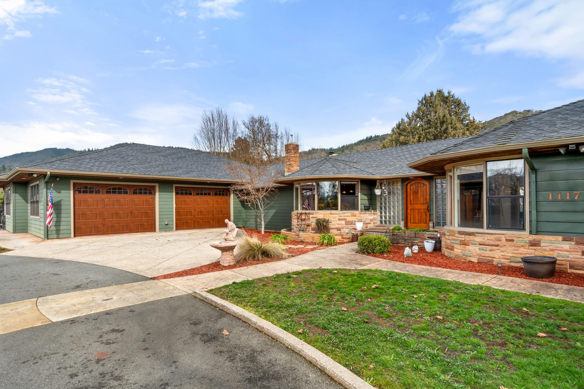 1117 NE Memorial Dr_ Grants Pass-08. Photo 3 of 49, 1117 NE Memorial Drive, Grants Pass, OR 97526