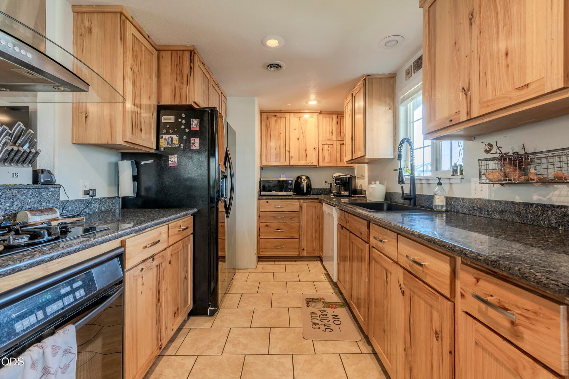 Kitchen. Photo 5 of 22, 4101 Merita Terrace, Central Point, OR 97502