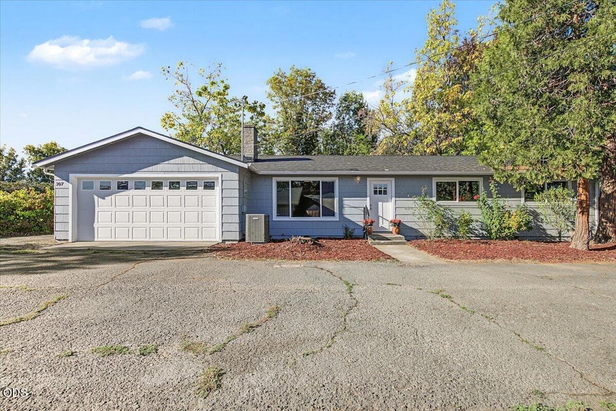 02-1. Photo 3 of 37, 207 Oak Street, Phoenix, OR 97535