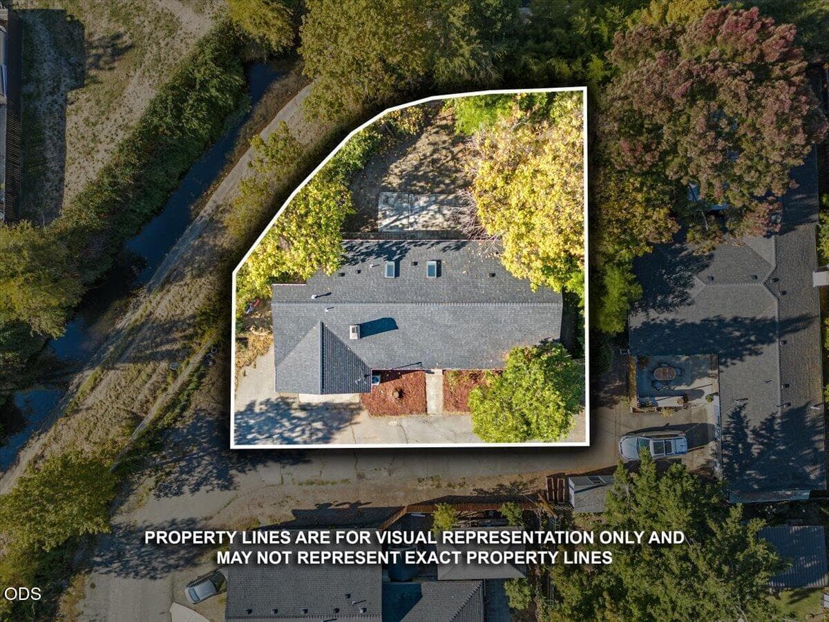 38-37. Photo 2 of 37, 207 Oak Street, Phoenix, OR 97535
