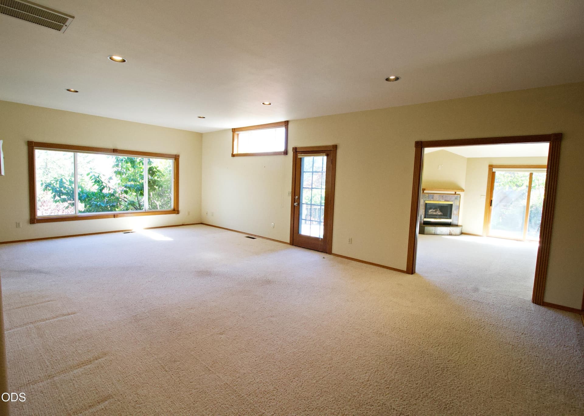 living room. Photo 4 of 27, 806 S Mountain Avenue, Ashland, OR 97520