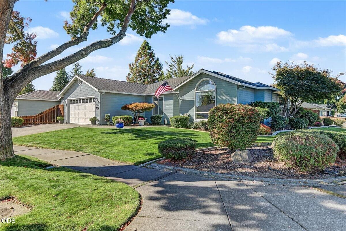04-4. Photo 1 of 42, 1902 McKenzie Drive, Medford, OR 97501