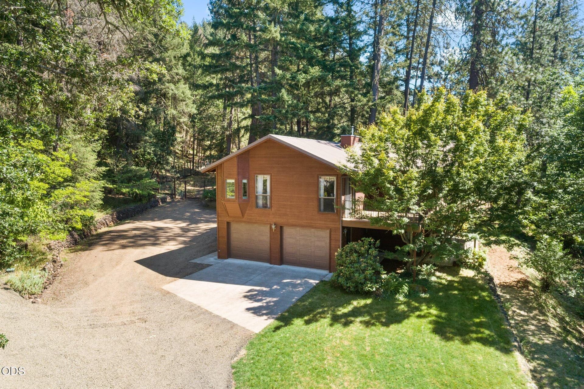 4. Photo 4 of 37, 2231 Old Ferry Road, Shady Cove, OR 97539