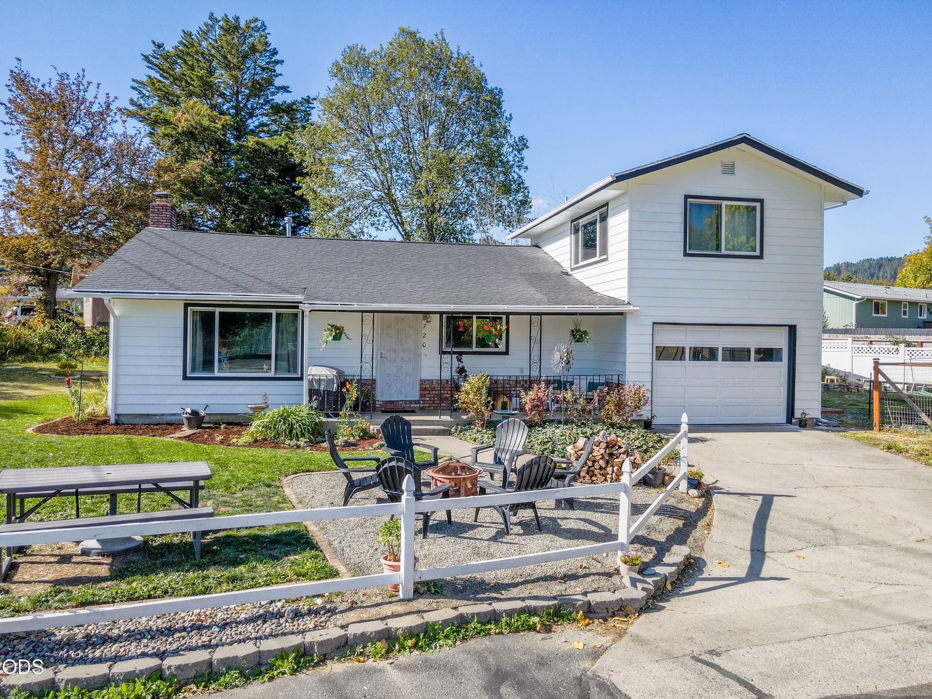2. Photo 2 of 32, 720 NW Morgan Lane, Grants Pass, OR 97526