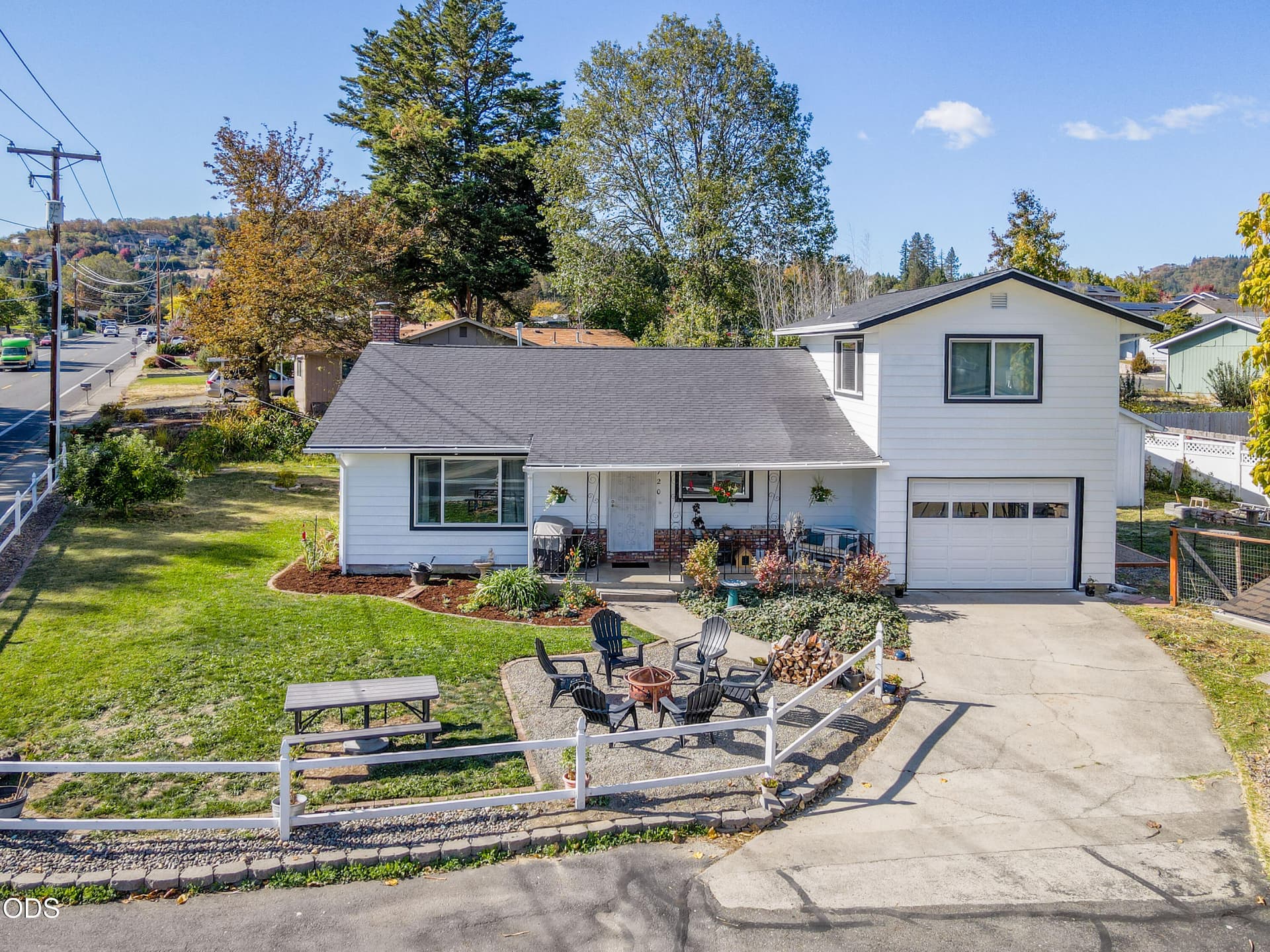 3. Photo 3 of 32, 720 NW Morgan Lane, Grants Pass, OR 97526
