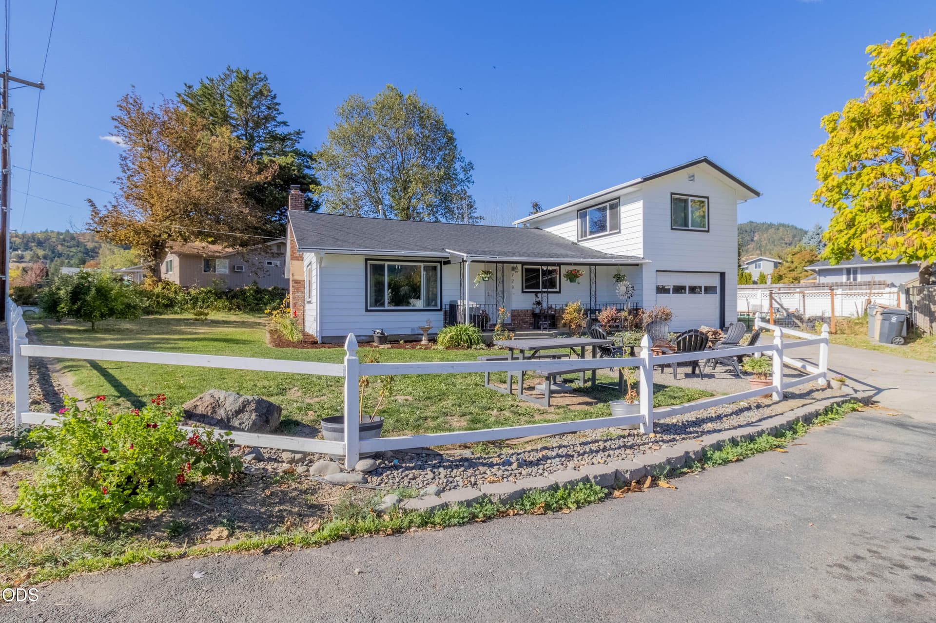 4. Photo 4 of 32, 720 NW Morgan Lane, Grants Pass, OR 97526