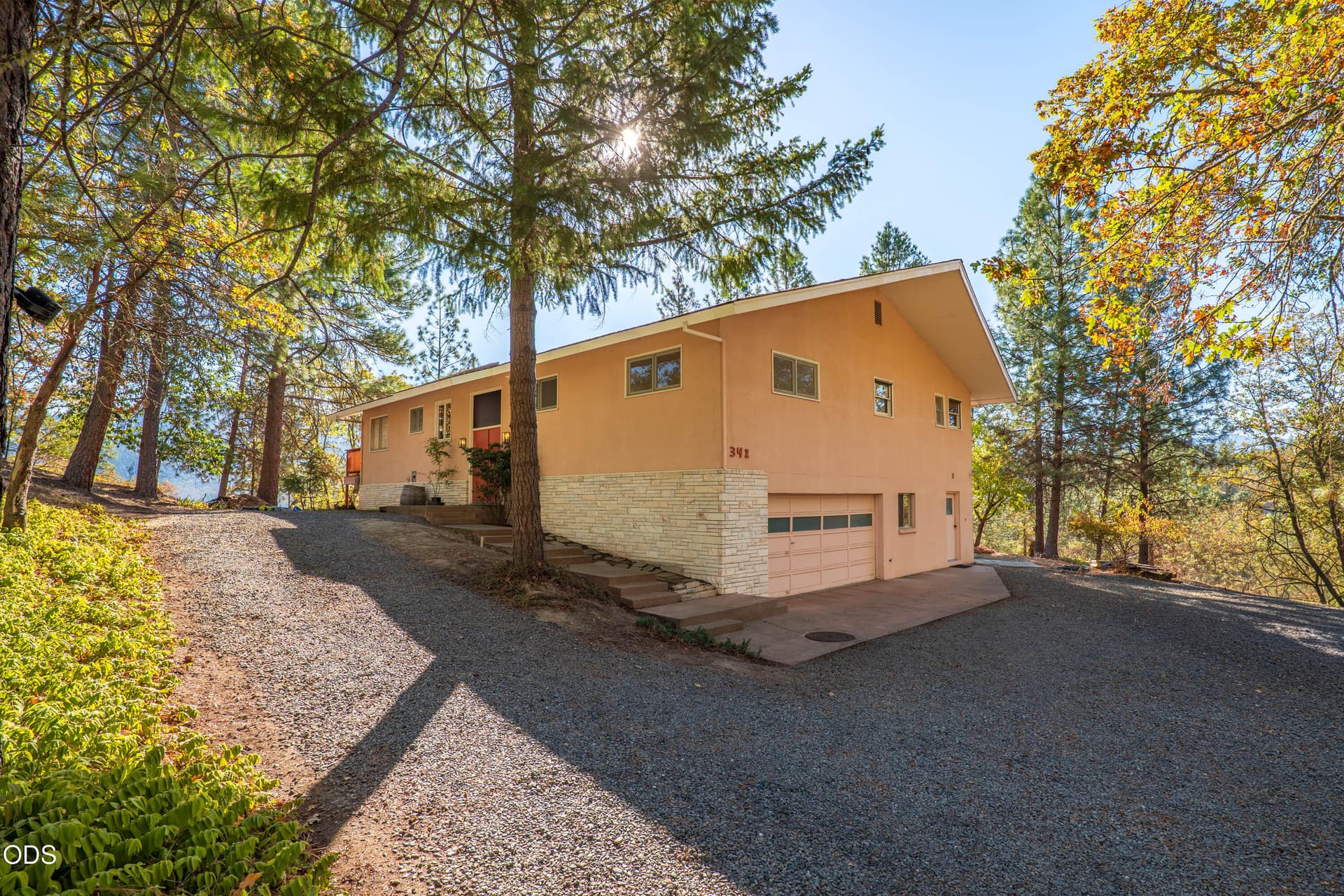 341HillTopDr-02. Photo 2 of 60, 341 SE Hilltop Drive, Grants Pass, OR 97527