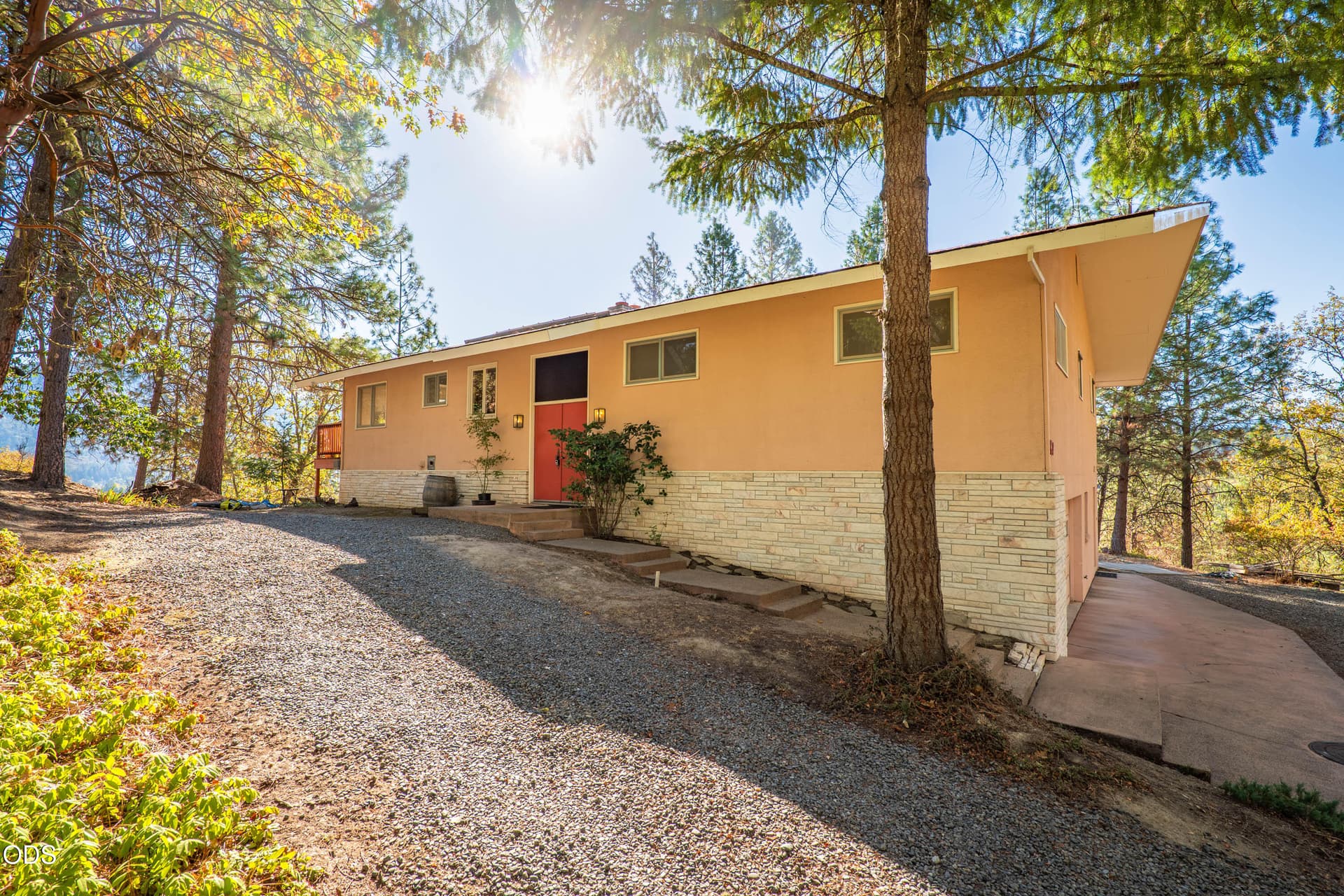 341HillTopDr-04. Photo 3 of 60, 341 SE Hilltop Drive, Grants Pass, OR 97527