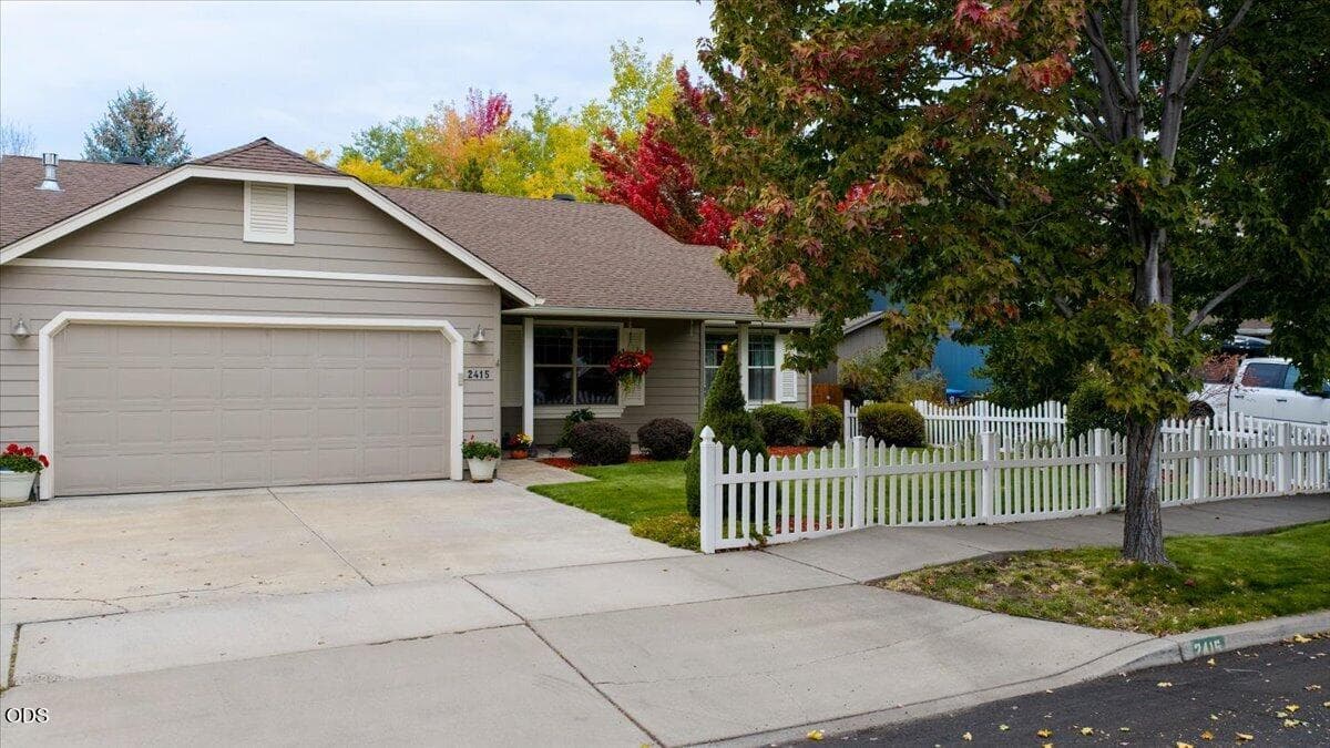 06-2415 Northwest 13th St, Redmond-6. Photo 2 of 31, 2415 NW 13th Street, Redmond, OR 97756