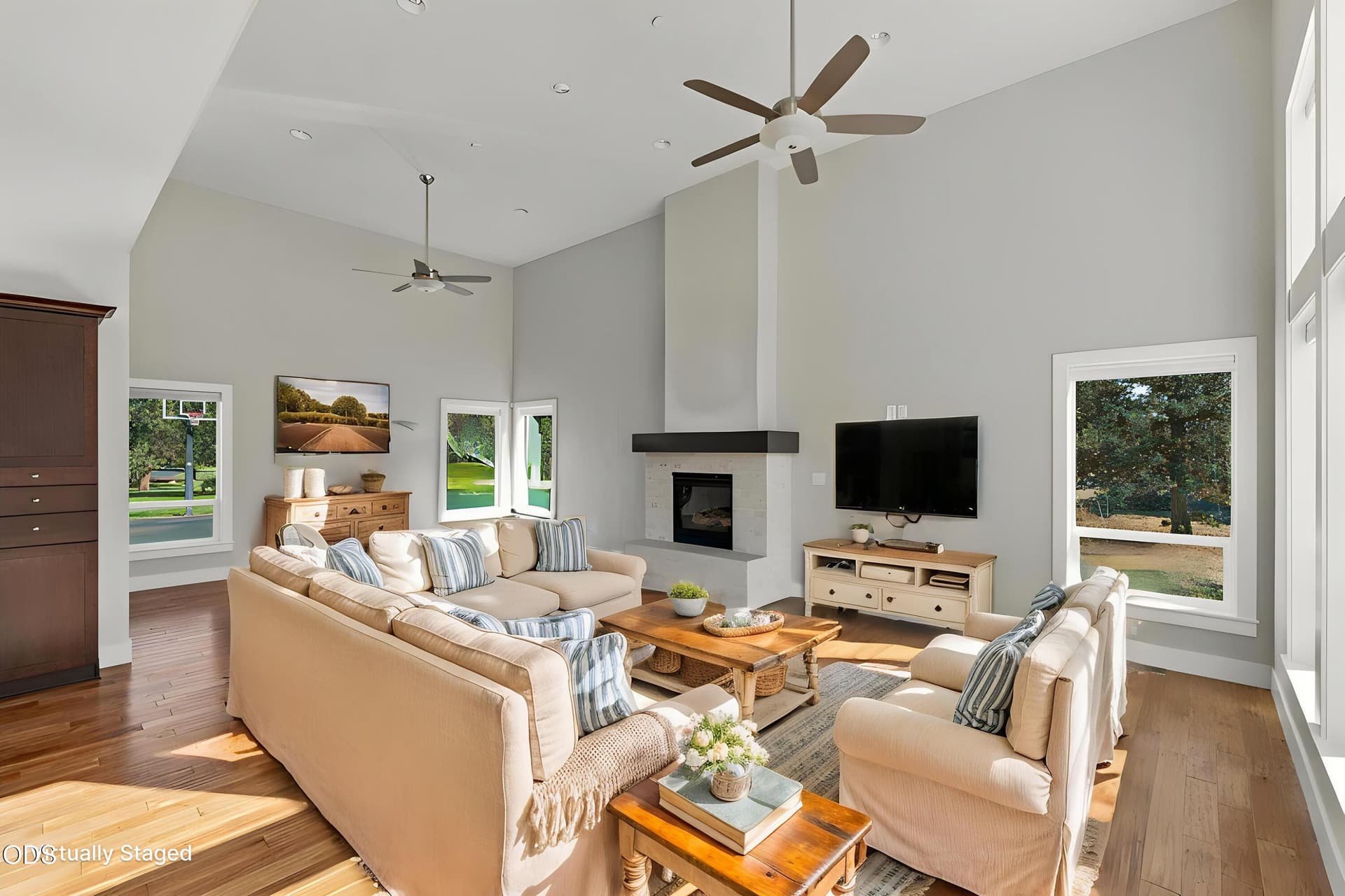Living Room. Photo 5 of 74, 3355 SW 53rd Court, Redmond, OR 97756