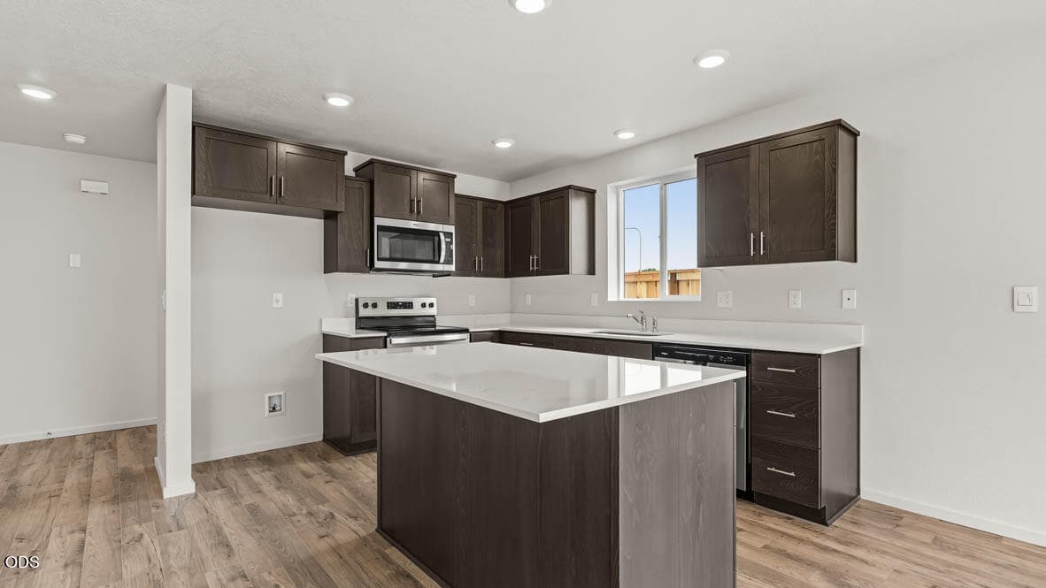 006 kitchen. Photo 4 of 17, 2639 Dakota Avenue, Medford, OR 97501