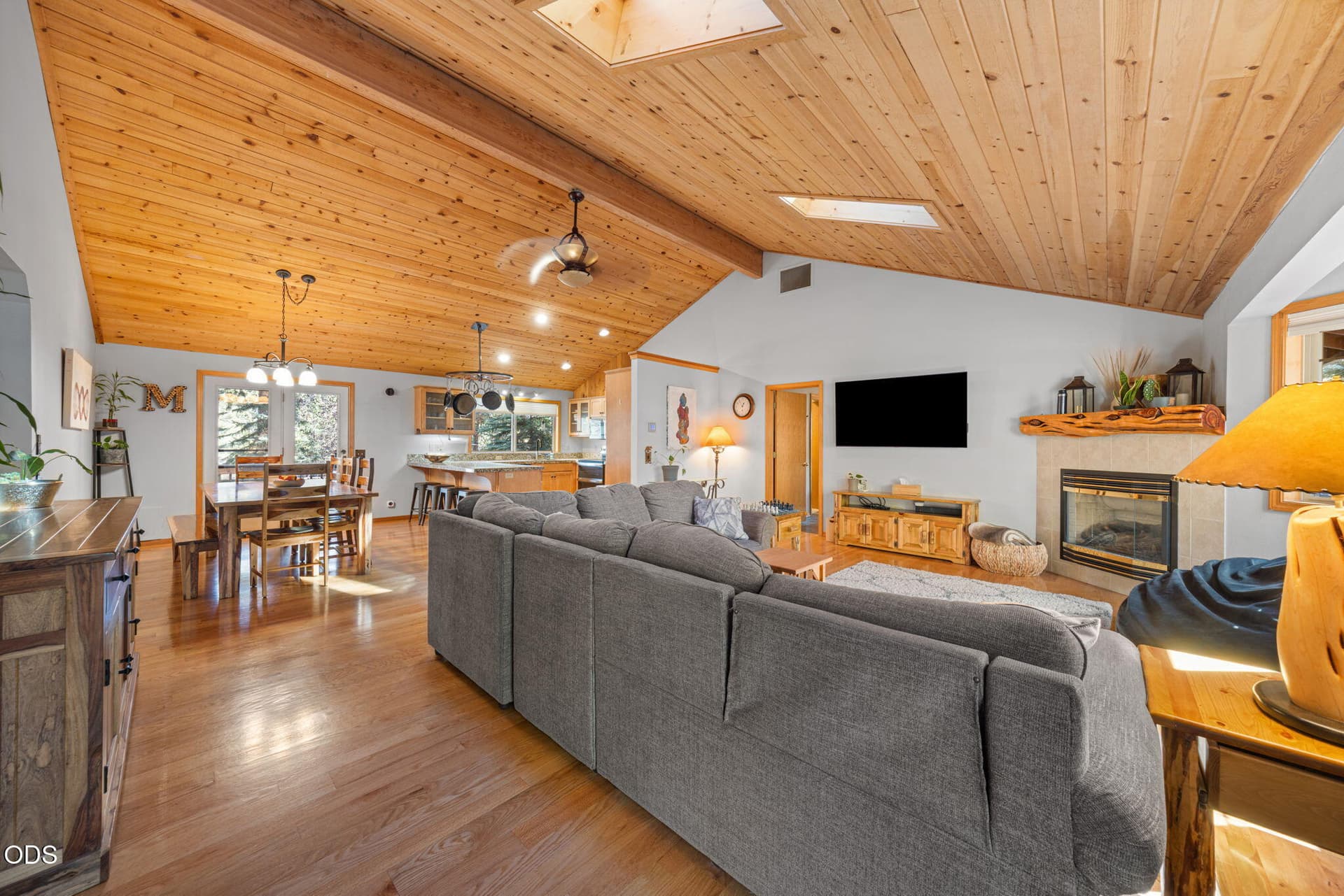 Great Room w/ Vaulted Ceilings. Photo 4 of 29, 69660 Omaha Road, Sisters, OR 97759