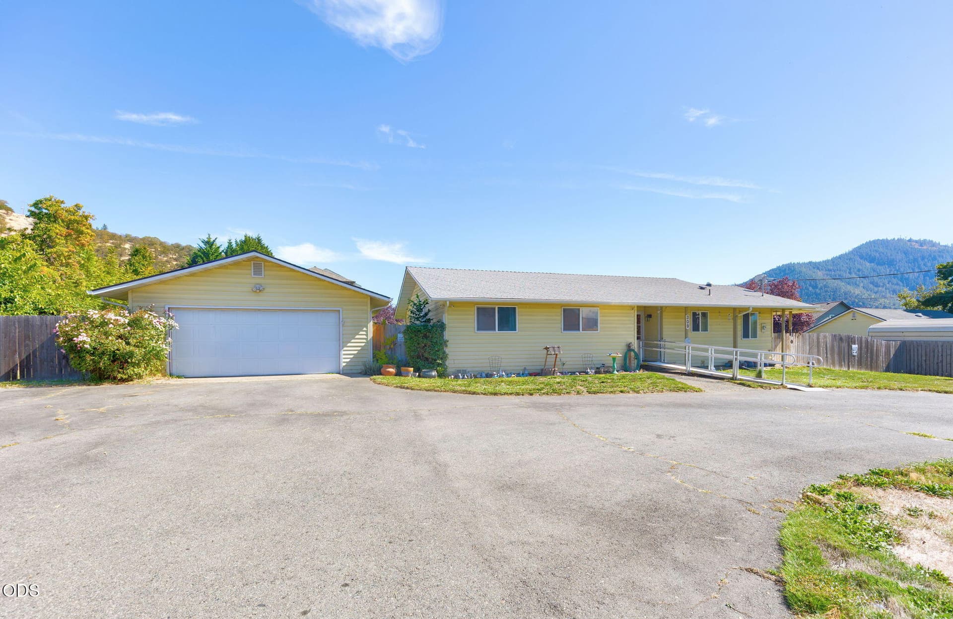 1. Photo 1 of 33, 309 NE Terry Lane, Grants Pass, OR 97526