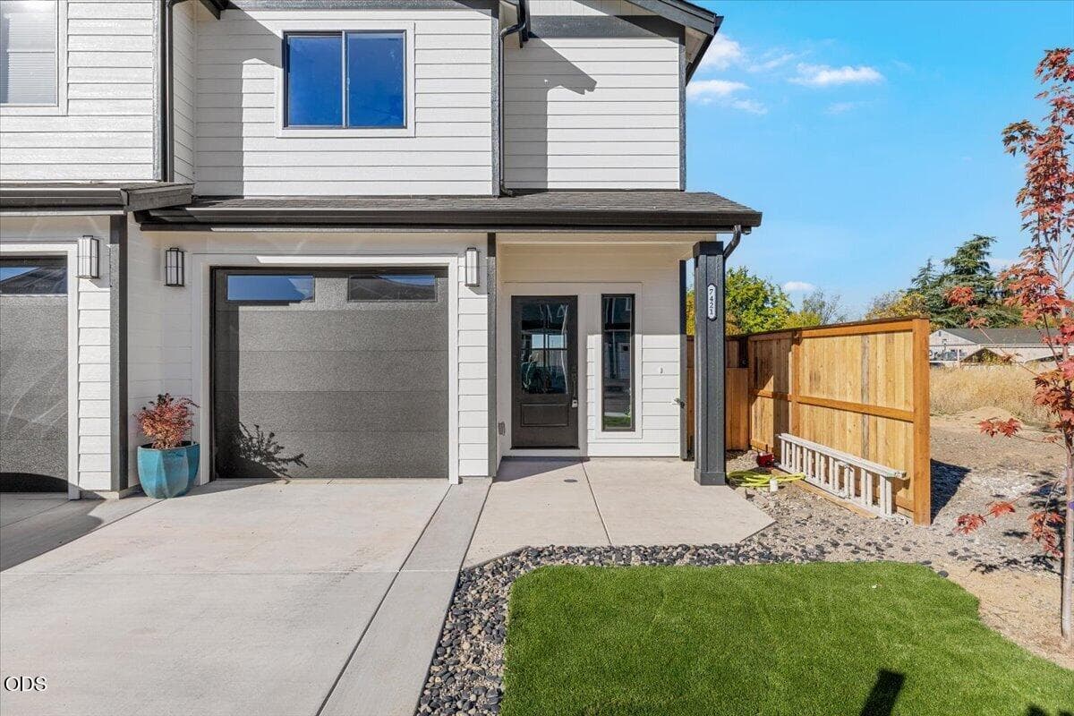 1. Photo 1 of 24, 7421 Denman Court, White City, OR 97503