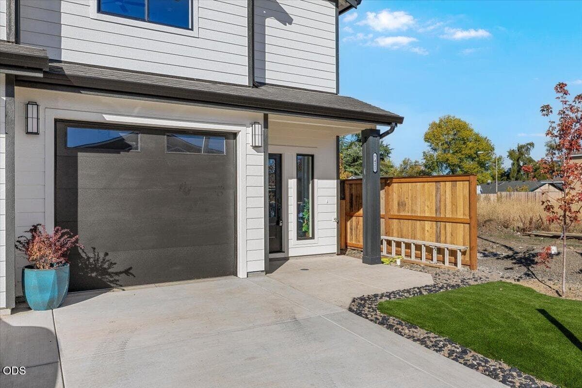 2. Photo 2 of 24, 7421 Denman Court, White City, OR 97503