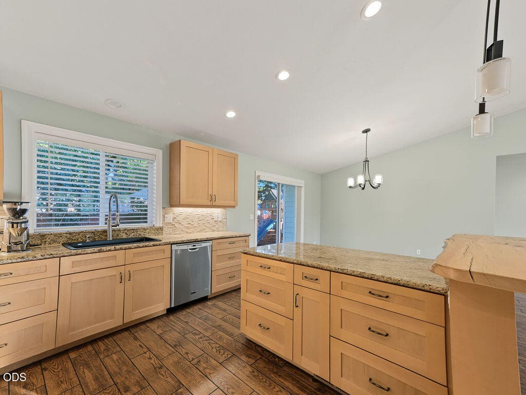 PA151117. Photo 5 of 36, 3611 Boulder Lane, Klamath Falls, OR 97603