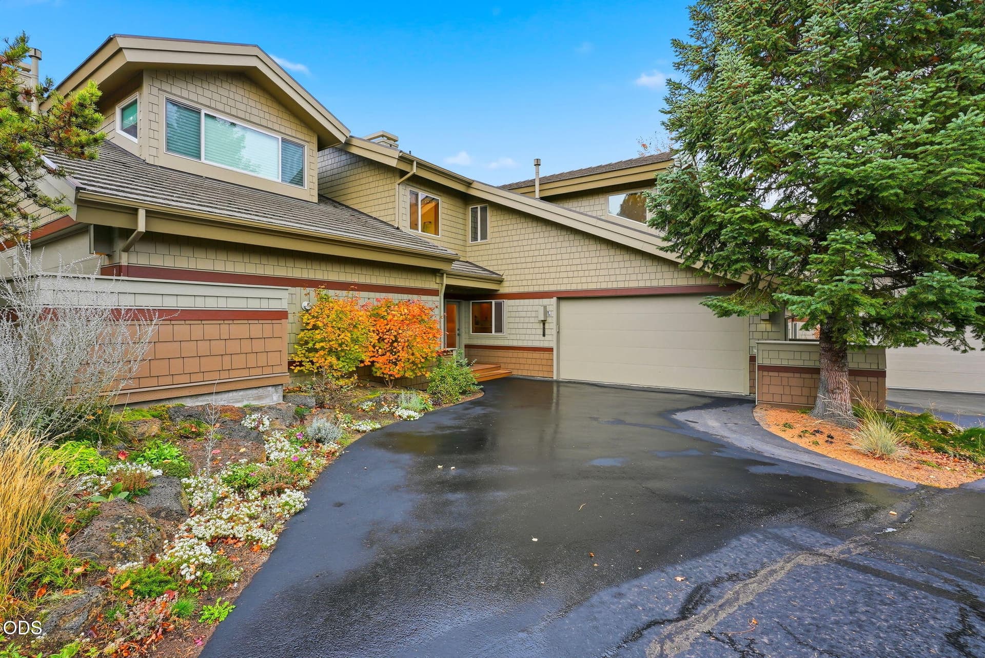 1-web-or-mls-Riley-Visuals. Photo 2 of 35, 19557 Painted Ridge Loop, Bend, OR 97702