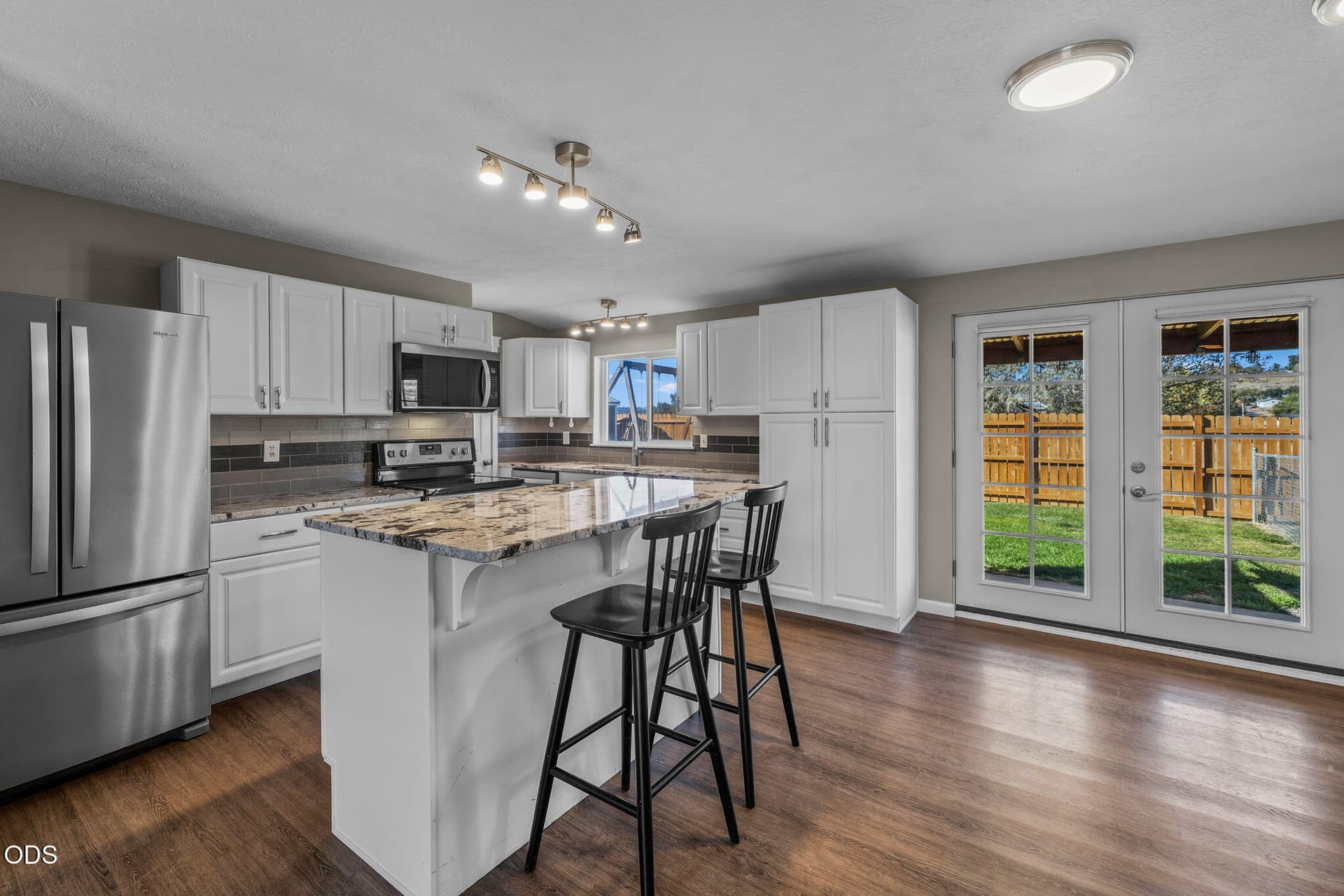 Kitchen w/ Island/Bar. Photo 3 of 38, 786 NE Lakeside Drive, Madras, OR 97741