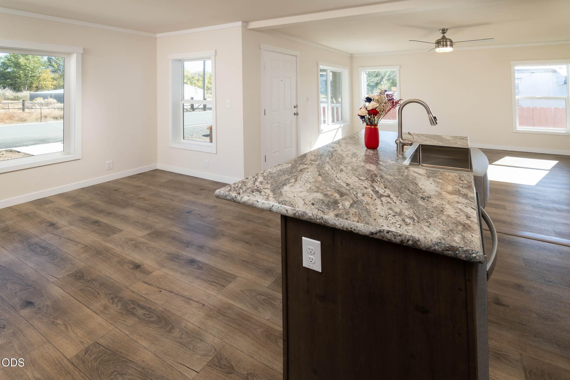 Island & Eating Bar. Photo 5 of 24, 451 SE Council Drive, Mount Vernon, OR 97865