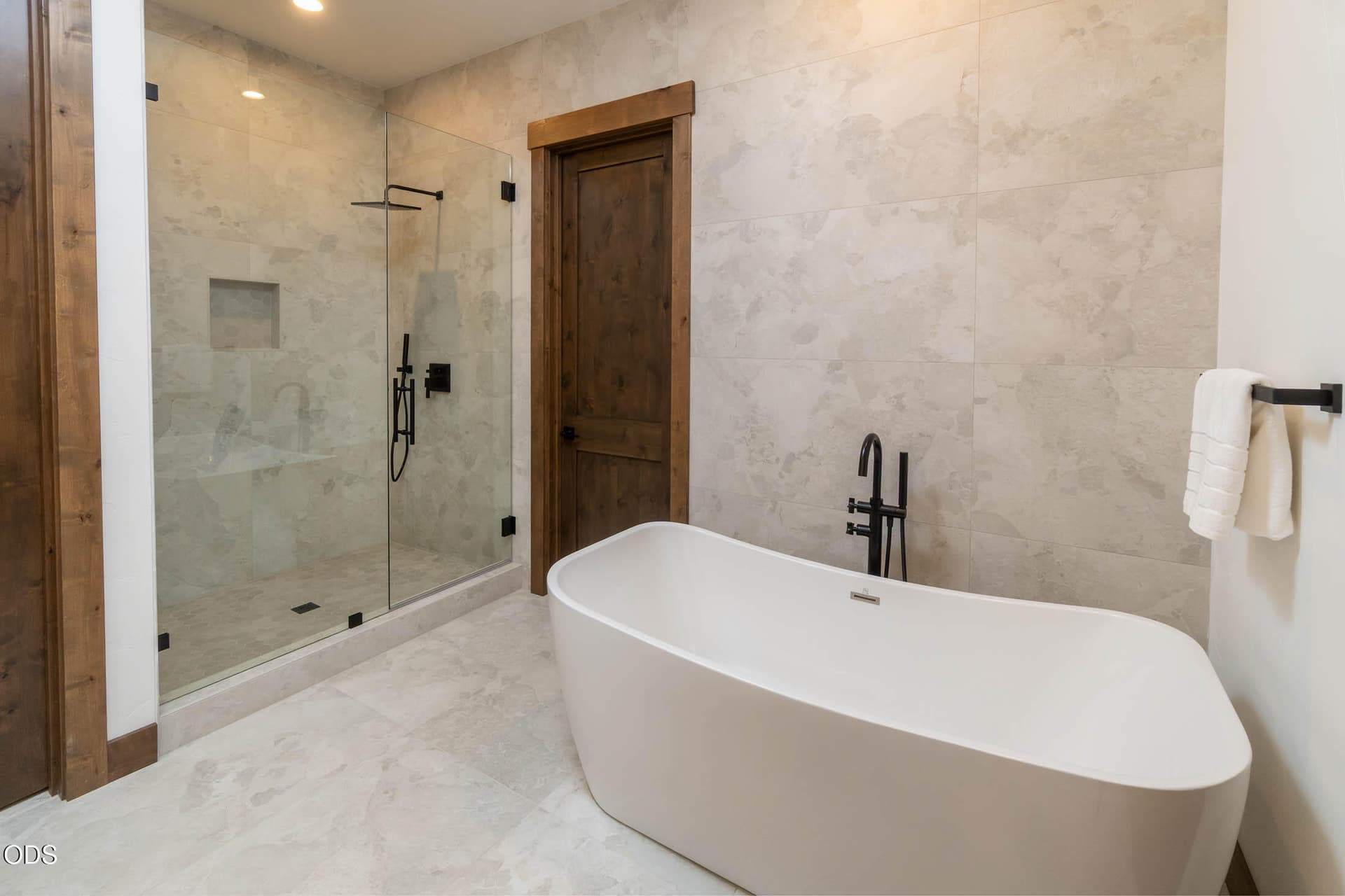 free standing soaking tub. Photo 5 of 32, 56236 Rockcress Lane Unit 436, Bend, OR 97707