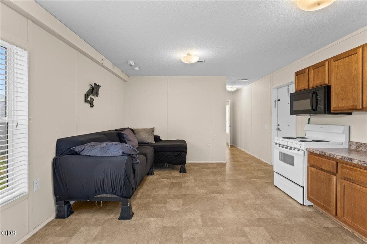 05-CI_7647. Photo 5 of 13, 135 N Phoenix Road Unit 43, Phoenix, OR 97535