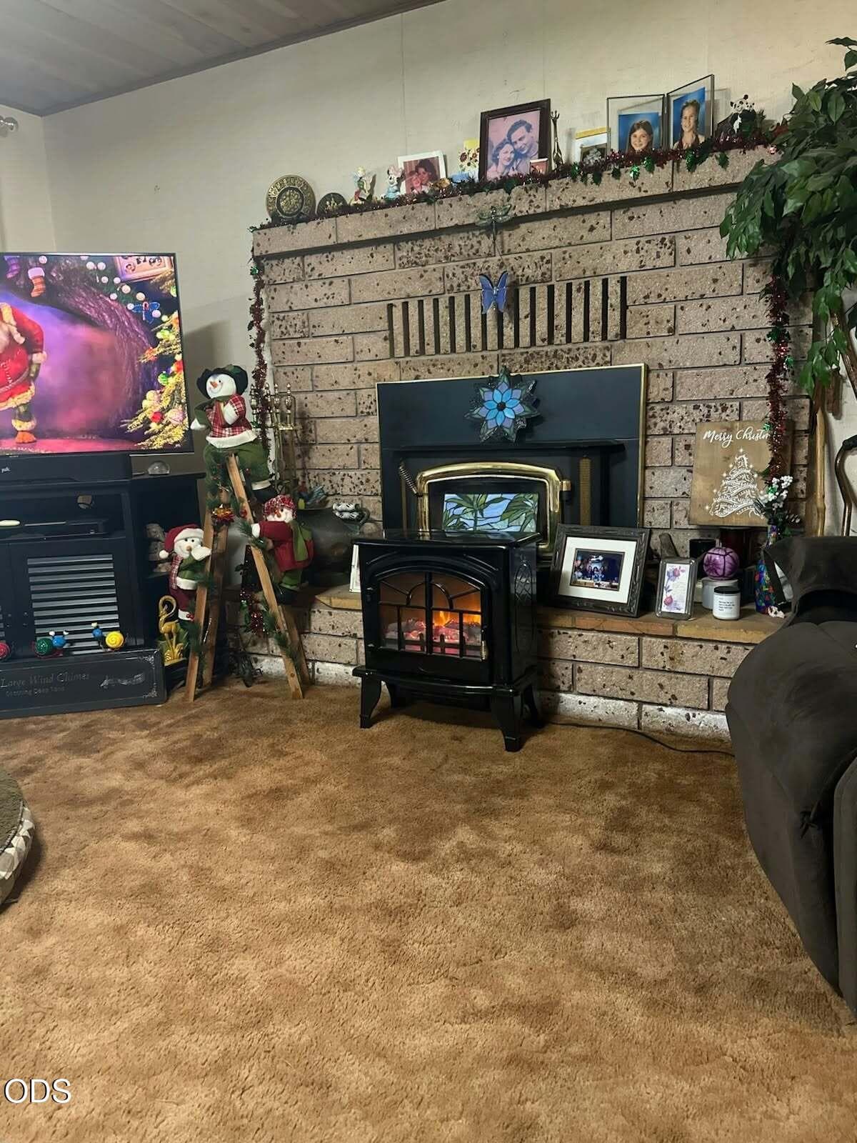 375 Living room 3. Photo 5 of 40, 375 Aquarius Way, Cave Junction, OR 97523