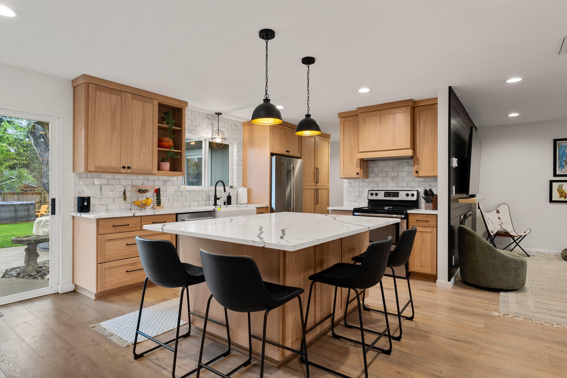 24-INT (3 of 24). Photo 1 of 45, 417 NW Midland Avenue, Grants Pass, OR 97526